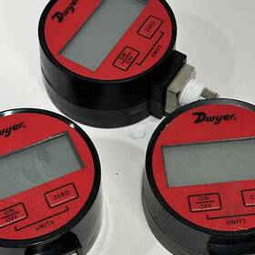 Dwyer Dpga-05 Digital Gas Pressure Gauge 0-100 Psi 3 Available Lot